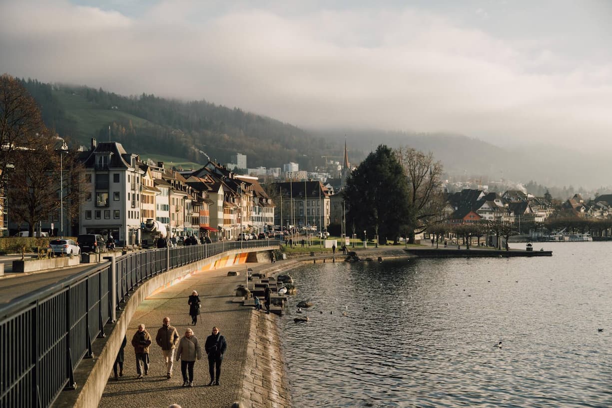 Zwei Seen, rasch in den Bergen, schnell am Flughafen, eine kleine und übersichtliche Stadt, und nach Zürich und Luzern ist es ein Katzensprung.