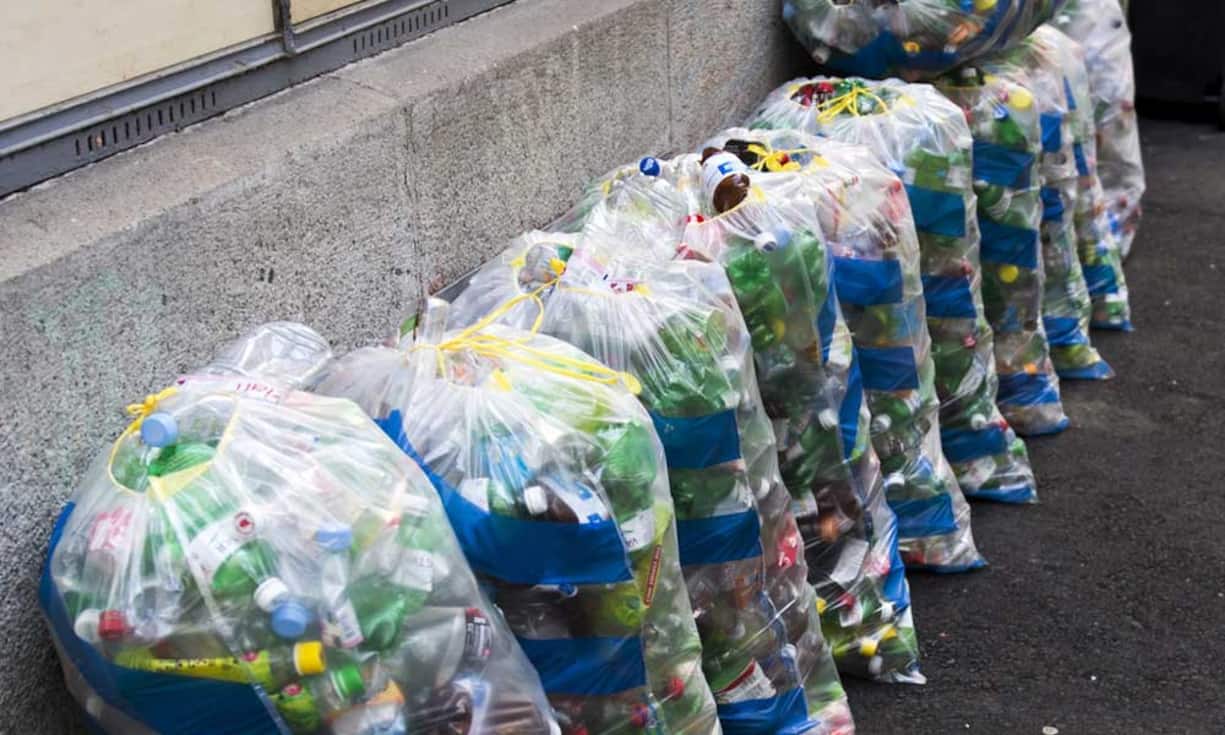 Oft herrscht die Meinung vor, dass aus wiederverwerteten PET-Flaschen nur minderwertige Produkte hergestellt werden. Das ist falsch. Zu 63 Prozent werden gesammelte Getränkeflaschen zu genau dem, was sie waren.