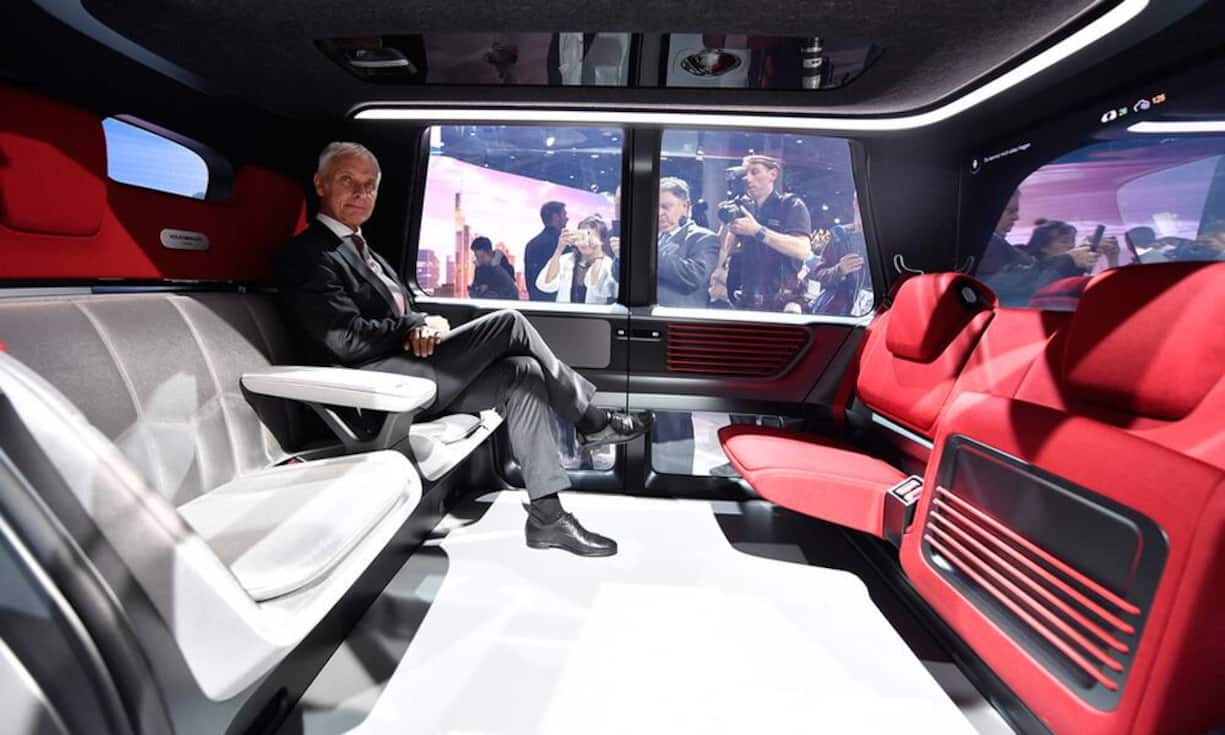 Sedric steht für self-driving car und ist Teil eines umfassenden Konzepts von VW für die Mobilität von morgen, bei der es nicht mehr darauf ankommt, ob man einen Wagen besitzt oder sich für kurze Zeit ausleiht. Es wird die Grundlage für eine komplette Modellfamilie sein. Mit einem kleinen Bedienelement, das in jede Hosentasche passt, sollen Nutzer in Zukunft überall auf der Welt einen Roboterwagen von VW ordern können, der sie anhand einer Mobilitäts-ID erkennt.