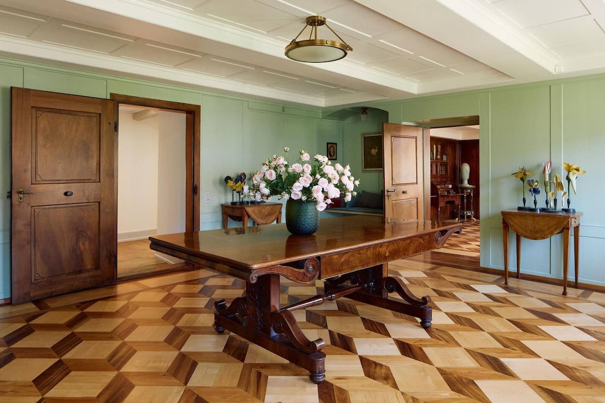 Wertvolle Parkettböden, Holztüren und weitere historische Details zeugen von der grossen Vergangenheit des Anwesens.