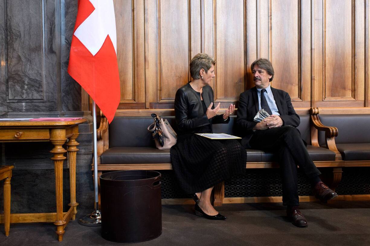 Karin Keller-Sutter, FDP-SG, links, spricht mit Paul Rechsteiner, SP-SG, rechts, an der Sommersession der Eidgenoessischen Raete, am Donnerstag, 14. Juni 2018 im Staenderat in Bern. (KEYSTONE/Anthony Anex)