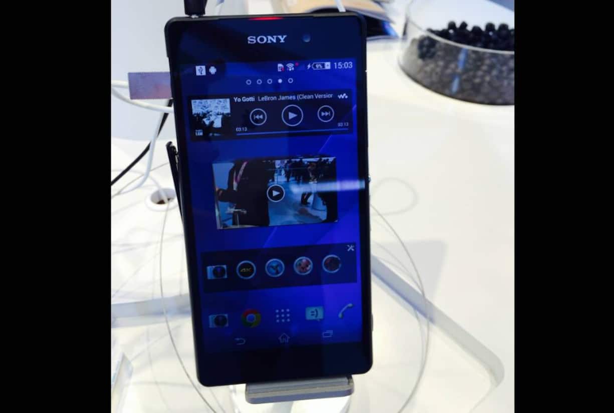 Das Xperia Z2 ist das neue Flaggschiff von Sony. Es ist wie der Vorgänger wasserdicht, aber schlanker und leichter. Die Videokamera kann nun sogar in 4K-Auflösung shooten, und die Batterie soll eineinhalb Tage durchhalten. 760 Franken, ab März erhältlich.