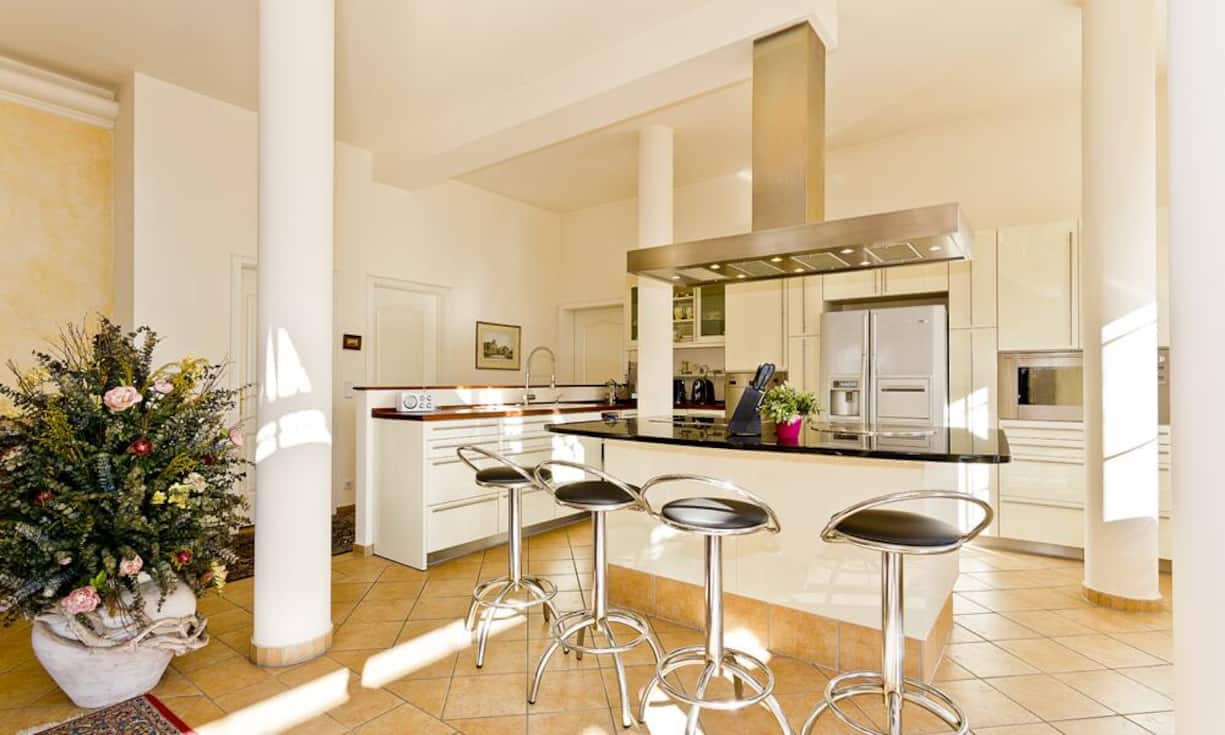 ...ebenso wie eine exquisite Einbauküche.
Engel & Völkers