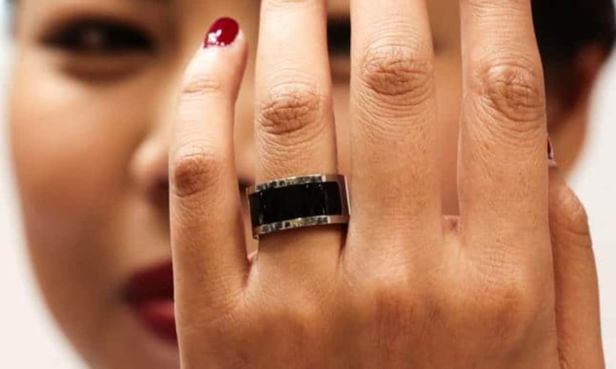 Statt einer schlauen Uhr ein schlauer Ring: Der «Smartring» der deutsche-chinesischen Firma Motorola ist dazu da, den Nutzer über Nachrichten und Anrufe zu informieren.