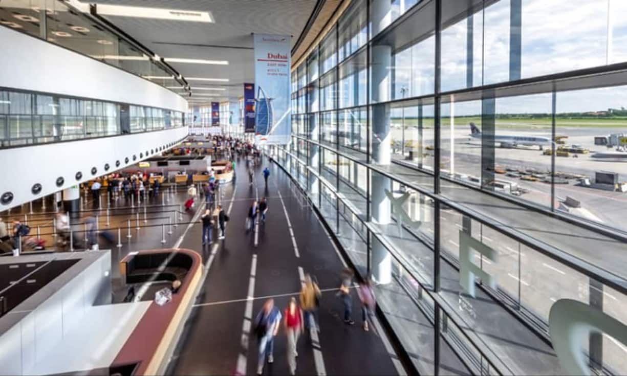 Platz eins der Grossflughäfen Europas, die jährlich 20 bis 40 Millionen Passagiere transportieren, geht an Wien-Schwechat. Hier gehen Reisende nur maximal fünf Minuten von der Sicherheitskontrolle zum Gate.Flughafen Wien AG