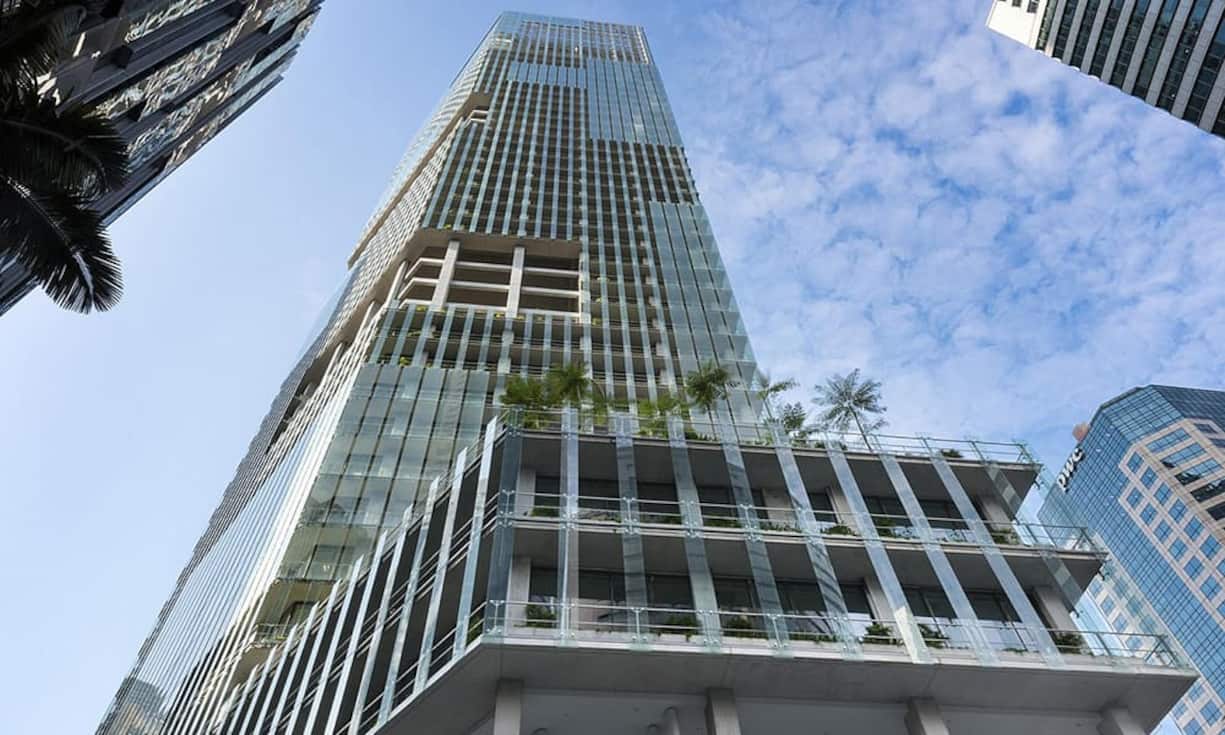 10. Capita Green in Singapur: 1,4 Milliarden Dollar
Das grüne Hochhaus in Singapur wurde 2014 fertiggestellt und ragt nur gerade 242 Meter in den Himmel. Ins Geld ging vor allem die Begrünung des Gebäudes. Auf mehreren Etagen und auf dem Dach wurden «Himmelsterrassen» mit Bäumen und Sträuchern angelegt.
CapitaGreen