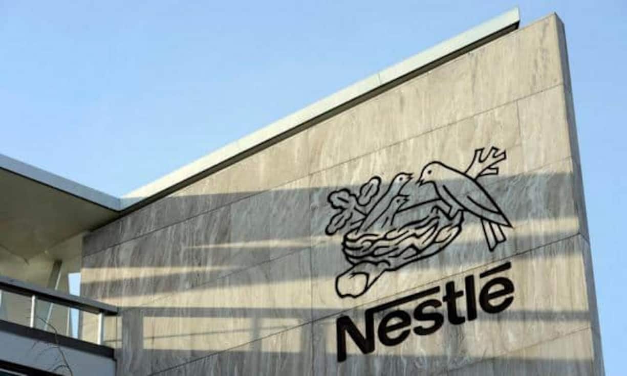 Nestlé: Die Aktie des Konsumgüter-Riesen hat im Frühjahr mit 76,80 Franken seinen Höchststand erreicht. Gegenwärtig liegt die Aktie mit 74 Franken nur leicht darunter. Von ihrem Absturz nach dem SNB-Entscheid hat sich der Titel erholt. Seit Jahresbeginn hat die Aktie knapp 3 Prozent zugelegt. Im SMI ist Nestlé von der Gewichtung hinter Novartis die Nummer zwei.