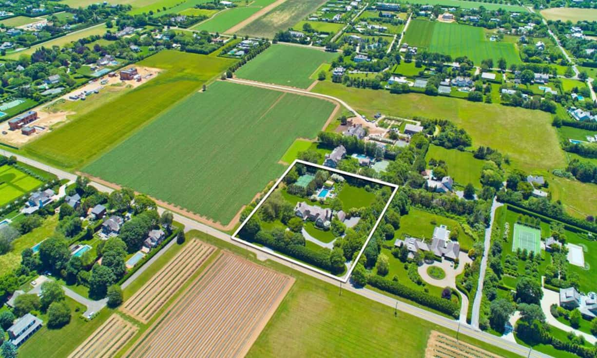 Das Verkaufsobjekt - eine 600-Quadratmeter-Villa - befindet sich auf einem Ein-Hektar-Grundstück in Sagaponack in den noblen Hamptons nordöstlich von New York. Die Gegend ist bekannt für ihre feudalen Anwesen von Millionären und Milliardären.