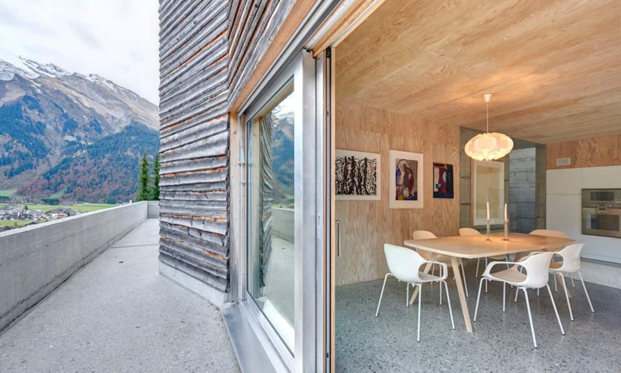 Über den Essbereich gelangt man auf die grosszügige Terrasse mit Blick auf das Bergpanorama.