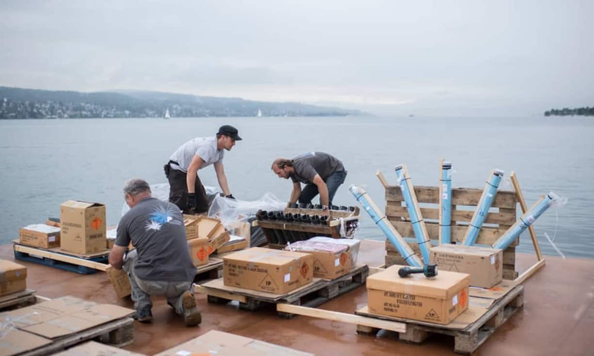 ...haben am Zürichsee bereits aufgebaut. Drei Feuerwerke wird es am Freitag und Samstagabend geben: von 22.30 Uhr bis 23 Uhr am Freitag, dann am Samstag von 22.30 Uhr bis 22.50 Uhr zu Disney-Songs und von 1.30 Uhr bis 1.50 Uhr zu Rockmusik.