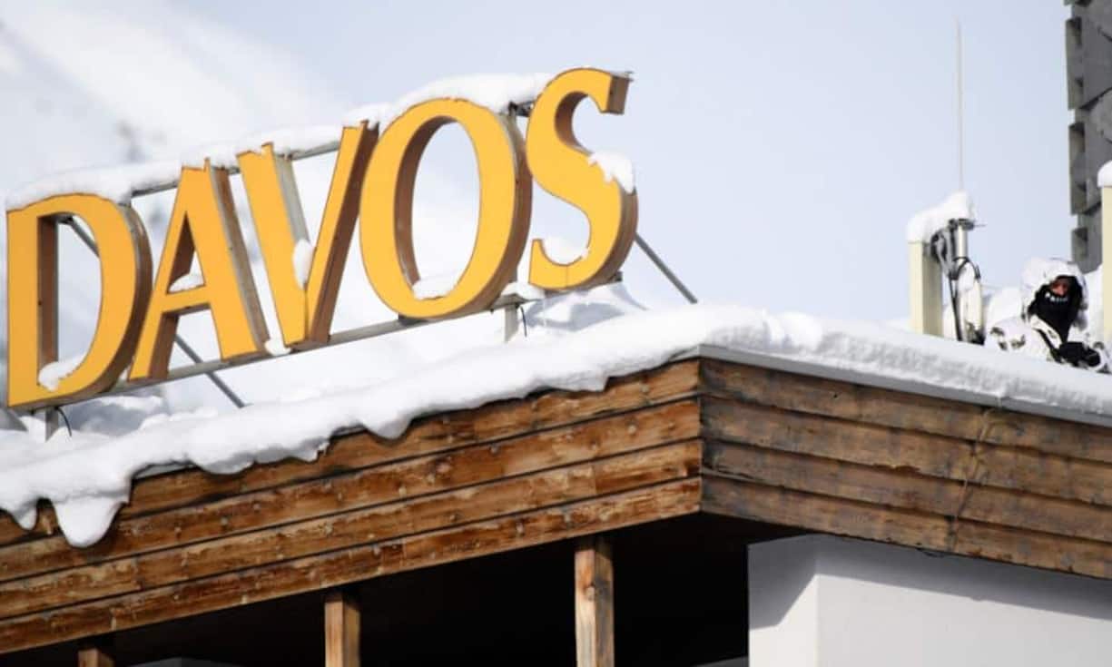 Ein Blick auf das tiefverschneite Dach des WEF-Kongresszentrums in Davos.Bilder: Keystone