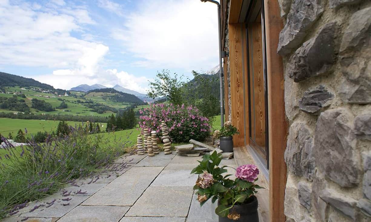 Das gesamte Objekt bietet eine Wohnfläche von ca. 273 m². Das Grundstück misst 770 m².
Preis: 1'690'000 Franken
Quelle und Bilder: Engel & Völkers