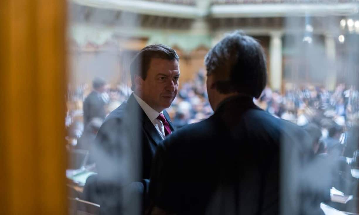 Die hohe Zustimmung hat Panik im Nein-Lager geschürt. Das reicht nicht mehr. Jetzt brauchen die Gegner Schützenhilfe von links und von rechts: Es treten nun auch die Gewerkschaften in den Vordergrund, etwa mit Corrado Pardini.