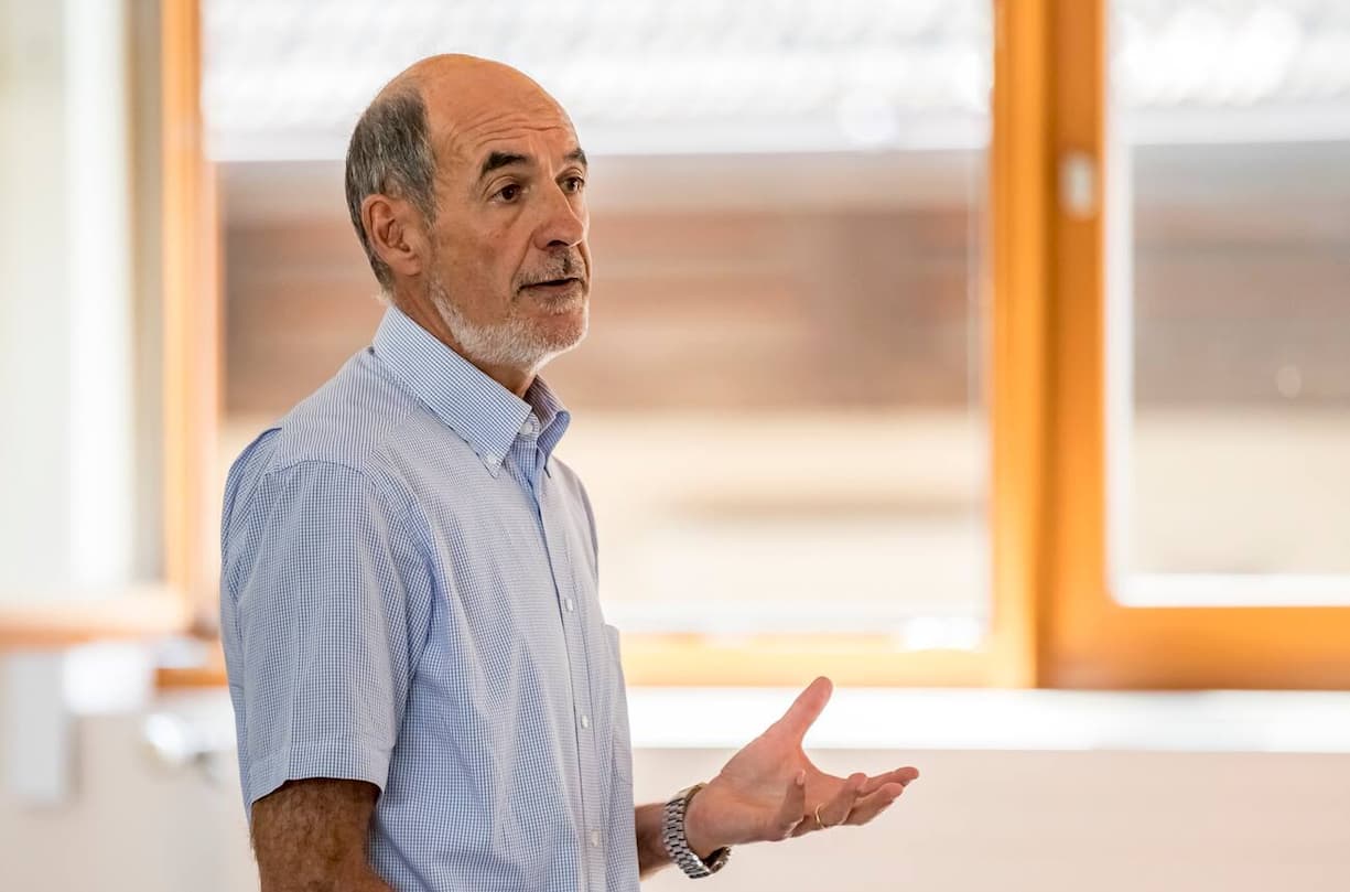 Nationalrat Jacques Bourgeois, Direktor Schweizer Bauernverband, referiert an einer Medienkonferenz zur Bilanz des Pilotprojektes "Arbeiten in der Landwirtschaft" fuer Fluechtlinge und vorlaeufig Aufgenommene, in Zollikofen, am Mittwoch, 8. August 2018. (KEYSTONE/Thomas Hodel)