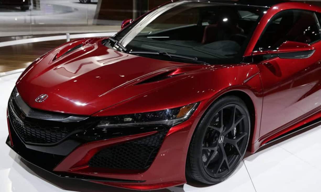Acura NSX
Der zwischen 1990 und 2005 gebaute Mittelmotorsportler NSX ist zurück und präsentiert sich nun überarbeitet. Der Honda NSX wird in den USA unter dem Namen «Acura» verkauft.