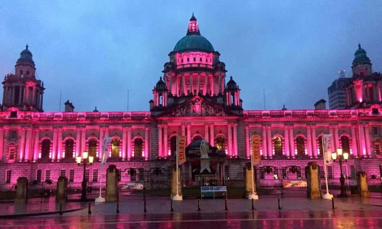 Zu Ehren der neuen Erdenbürgerin erstrahlte der Buckingham Palast in Pink...Twitter