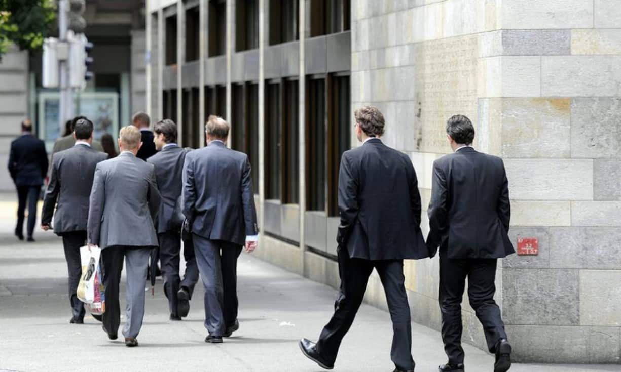 Bei Führungskräften liegt der Lohn sowohl bei Festangestellten als auch bei Selbstständigen auf hohem Niveau. Dennoch ist der Unterschied zwischen beiden Vertragsformen gross: Ein Viertel weniger verdienen die letzteren. Damit liegen sie bei einem Jahreseinkommen von 84'500 brutto.