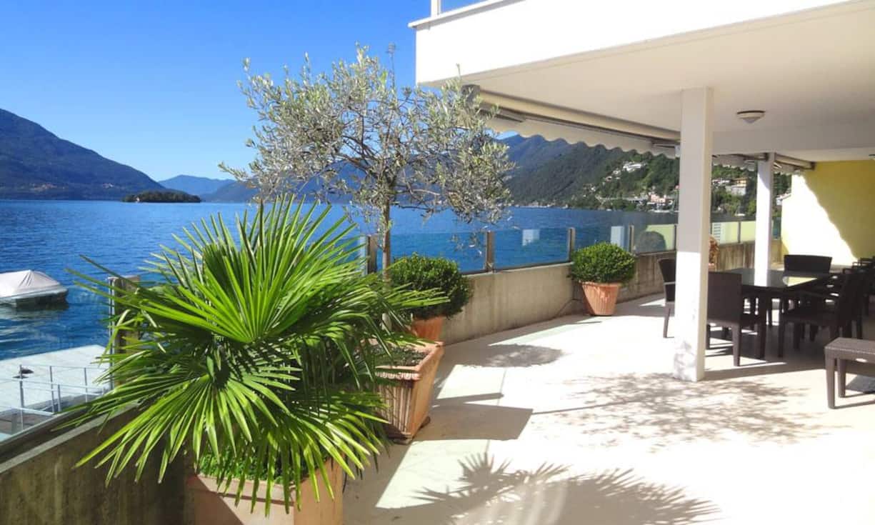 Die Aussicht reicht von Ascona bis nach Italien.