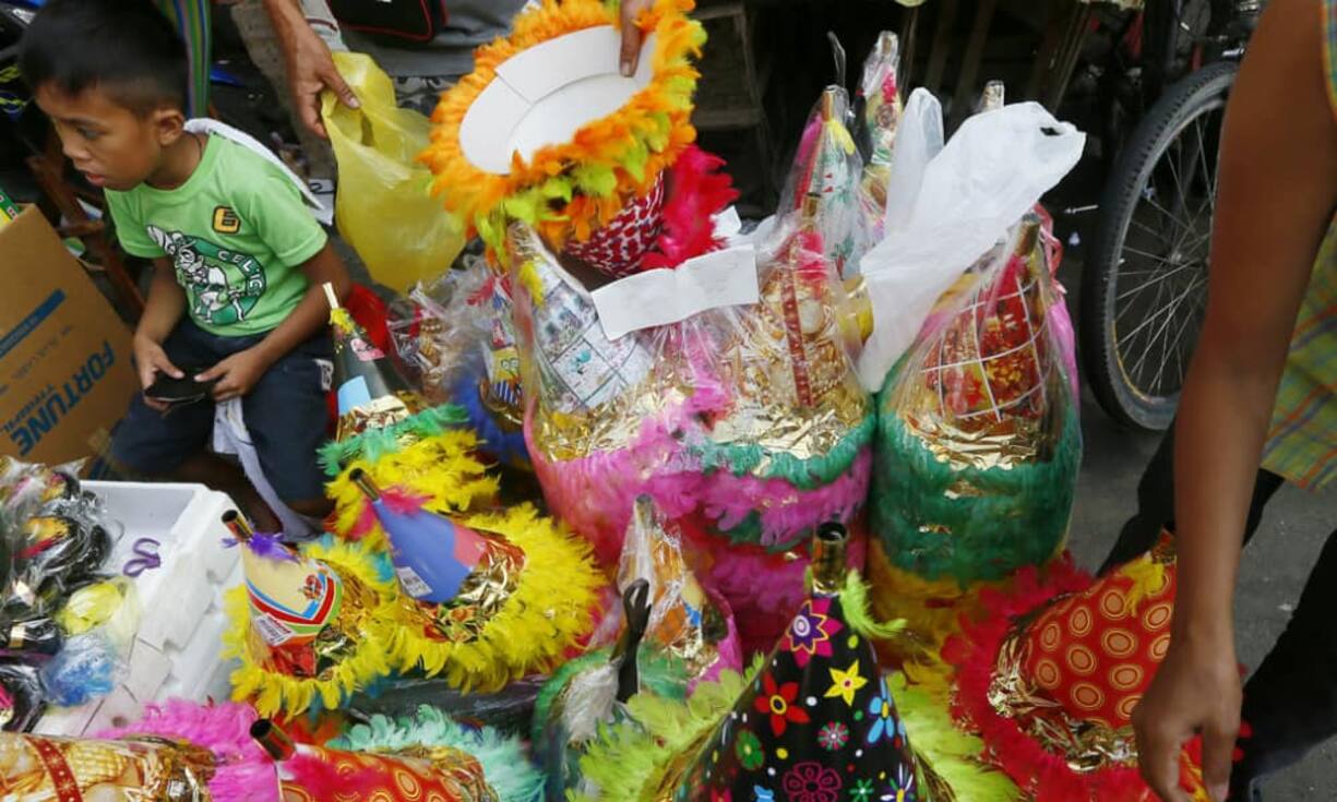 Zum Neujahr gehören viele Traditionen und Bräuche. Auf den Philippinen werden farbige Papierhüte gefüllt mit runden Früchten aufgestellt - für Wohlstand im neuen Jahr.