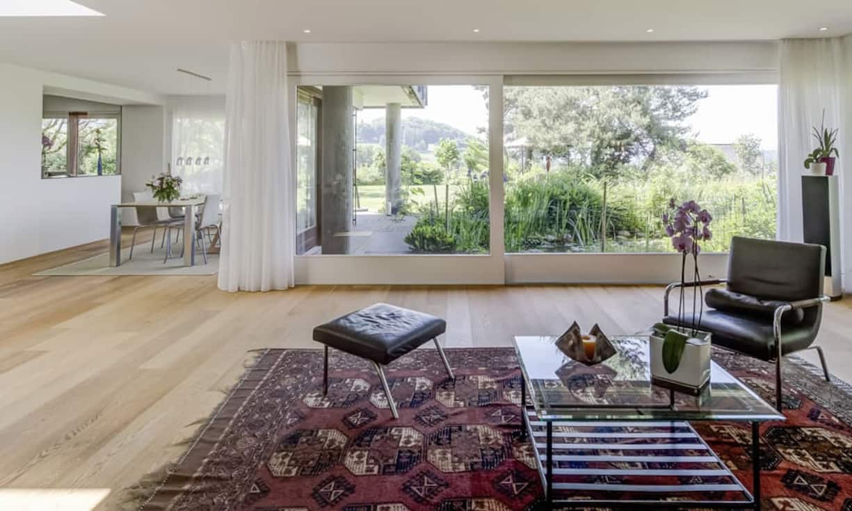 Der grosszügige Wohn- Essbereich, mit halboffener Küche im Erdgeschoss ist dank den raumhohen Fenstern und…