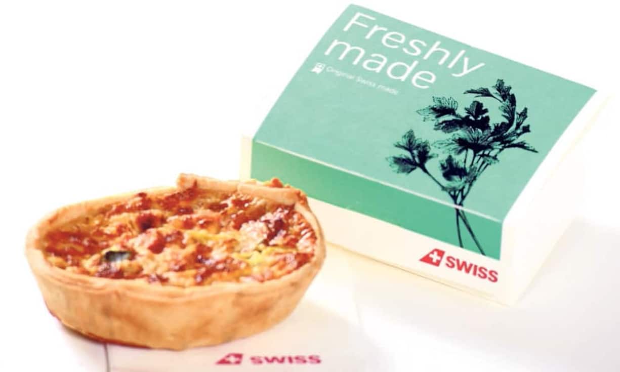 Neue Mahlzeiten bei Swiss: Mit der Umrüstung ihrer Airbus-Europaflotte ab  November – mehr Kniefreiheit und besserer Sitzkomfort – führt die Swiss auch ein neues Konzept für die Bordverpflegung in der Economy Class ein. Die Produkte werden täglich von lokalen Anbietern in der Schweiz hergestellt. Frisches Gebäck, warme Quiches, Salate oder Desserts. Die Mahlzeiten werden in einem neuen Verpackungsdesign präsentiert. Auf Europastrecken in Economy, im Flugpreis inbegriffen