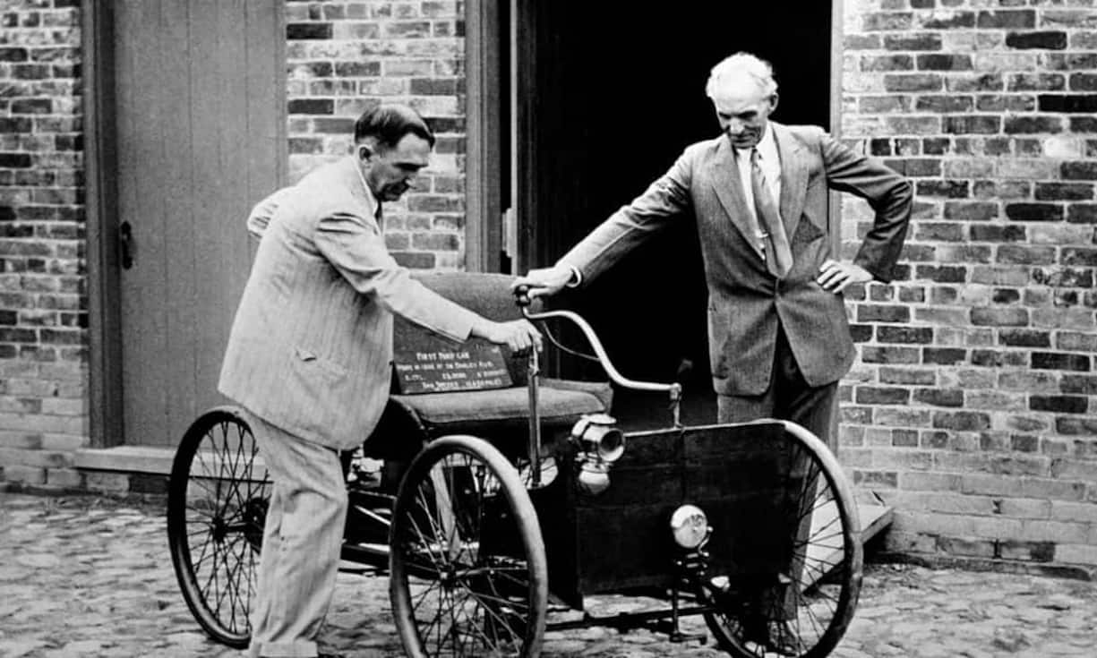 Henry Ford (rechts im Bild) teilte die gleiche perfektionistische Liebe zum Detail wie Steve Jobs. Das führte zum Scheitern seiner ersten beiden Firmen, da er nie die Deadlines einhalten konnte. Mit 40 Jahren startete er Ford und stellte auf Drängen der Investoren James Couzen ein, der ihn überzeugte, auch unperfekte Autos zu verkaufen, welche von geschulten Werkstätten repariert werden konnten. Der Autobauer Ford ist heute knapp 166 Milliarden Dollar wert.