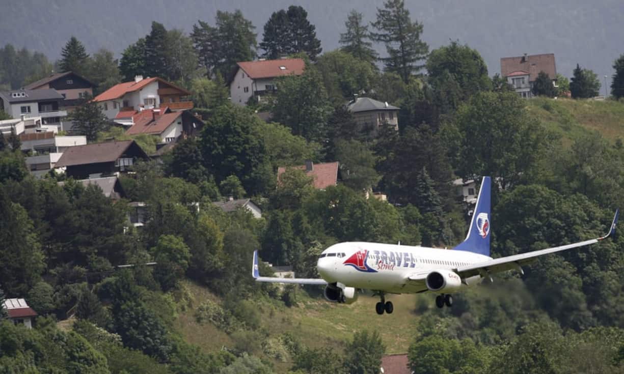 Für die Landung in Innsbruck benötigen Piloten eine Sonderausbildung:
Der Flughafen der Tiroler Hauptstadt liegt umgeben von Bergen. Beim
Anflug ist daher höchste Präzision erforderlich. Nach dem Start müssen
die Flugzeuge schnell Höhe gewinnen, um über die Gipfel zu kommen.Keystone