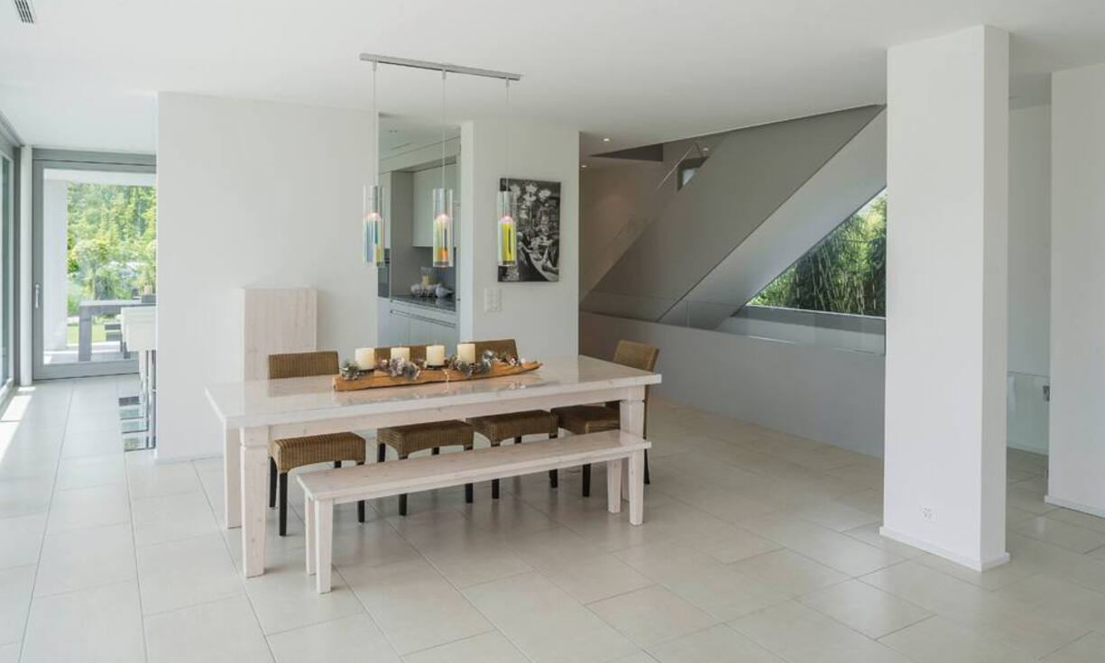 Die offenen Räumlichkeiten des Erdgeschosses des 6,5-Zimmer Einfamilienhaus in Rapperswil-Jona SG gehen nahtlos ineinander über. Der Wohn- und Essbereich ist zum...