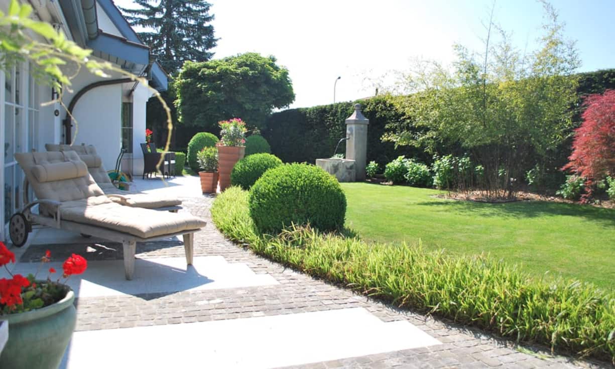 Das Grundstück ist dank der Bepflanzung uneinsehbar und beherbergt einen 8x4 Meter grossen, ...