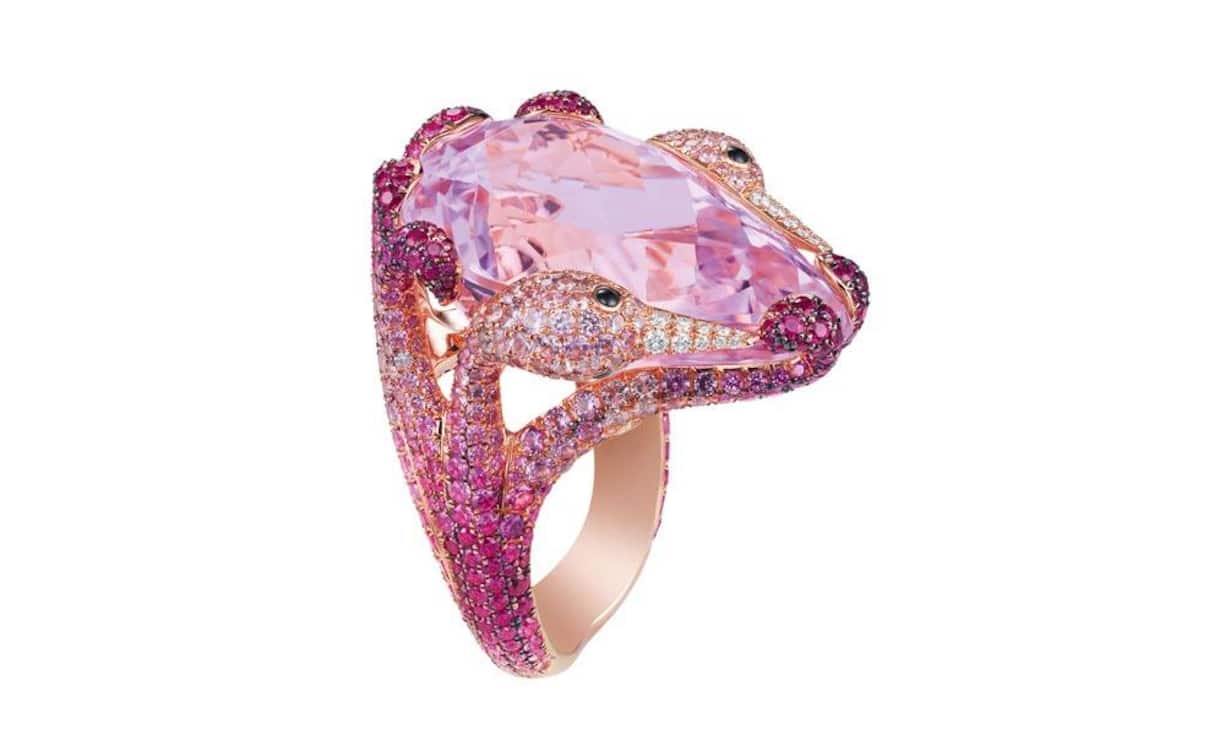 Schlangenring von Chopard: Aus Rotgold mit einem tropfenförmigen
Kunzit von 39,1 Karat.