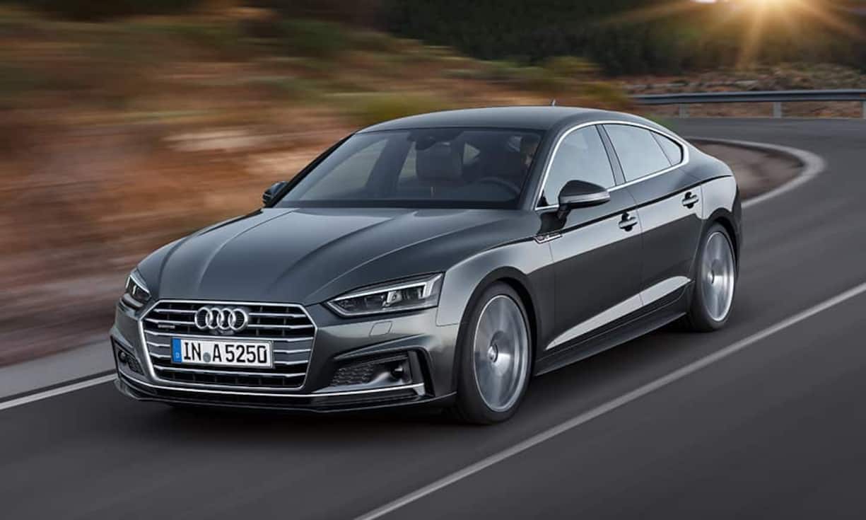 Wenn der neue Audi A5 Sportback Anfang 2017 in den Handel kommt, wird er vom Vorgänger kaum zu unterscheiden sein. Das offenbart, dass das Design aus Ingolstadt im Koma liegt und dass acht Jahre um sind. Der neue 4,73 Meter lange Fünfer  sieht besser aus als die technisch nahezu identische A4-Limousine; er ist leichter, sparsamer, schneller und überhaupt hochmodern. Es gibt Front- oder Allradantrieb,  die Motoren leisten zunächst 170 bis 286 PS,  die Preise beginnen bei 37'800 Franken.