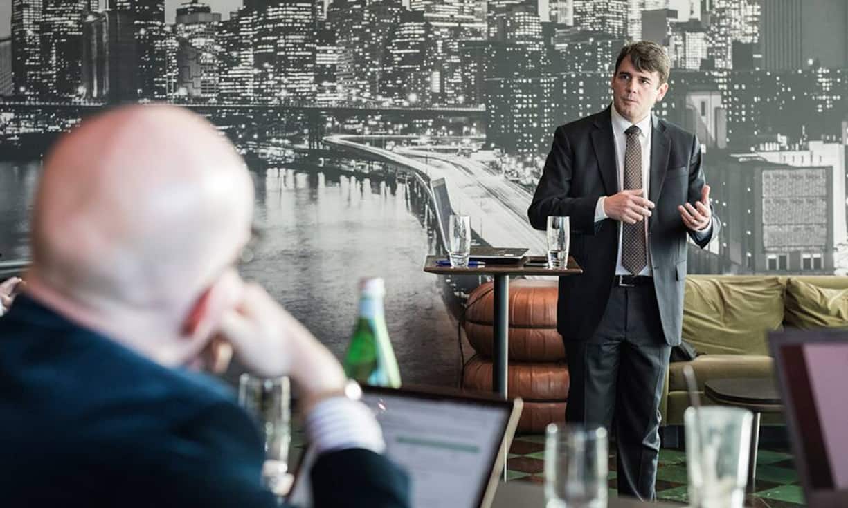 GesamtsiegerZum ersten Mal holt sich mit der Rothschild Bank eine Auslandbank den Gesamtsieg. Wo sich die Bank Rothschild wirklich von den anderen zwei Finalisten absetzen kann, ist bei der Erklärung der Risiken. Die Berater der Bank simulieren an der Präsentation live, wie sich das vorgeschlagene Portfolio der Kunden in der Vergangenheit verhalten hätte. Insbesondere gehen sie auf den maximalen Verlust des Portfolios ein, der in der Vergangenheit 31,8 Prozent betragen hätte.