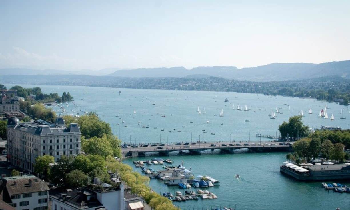 Platz 1: ZürichZürich bleibt die lebenswerteste Schweizer Stadt. Unter anderem beim Thema Mobilität holte die Stadt auf. Eine wesentliche Rolle dürften die im Juni 2014 eröffnete Durchmesserlinie und der Fahrplan 2016 spielen. Der Hauptbahnhof in Zürich ist ein Dreh- und Angelpunkt im Schienenverkehr, wo täglich über 400'000 Personen ein-, aus- und umsteigen.
Bild: Flickr/CC/SnippyHolloW