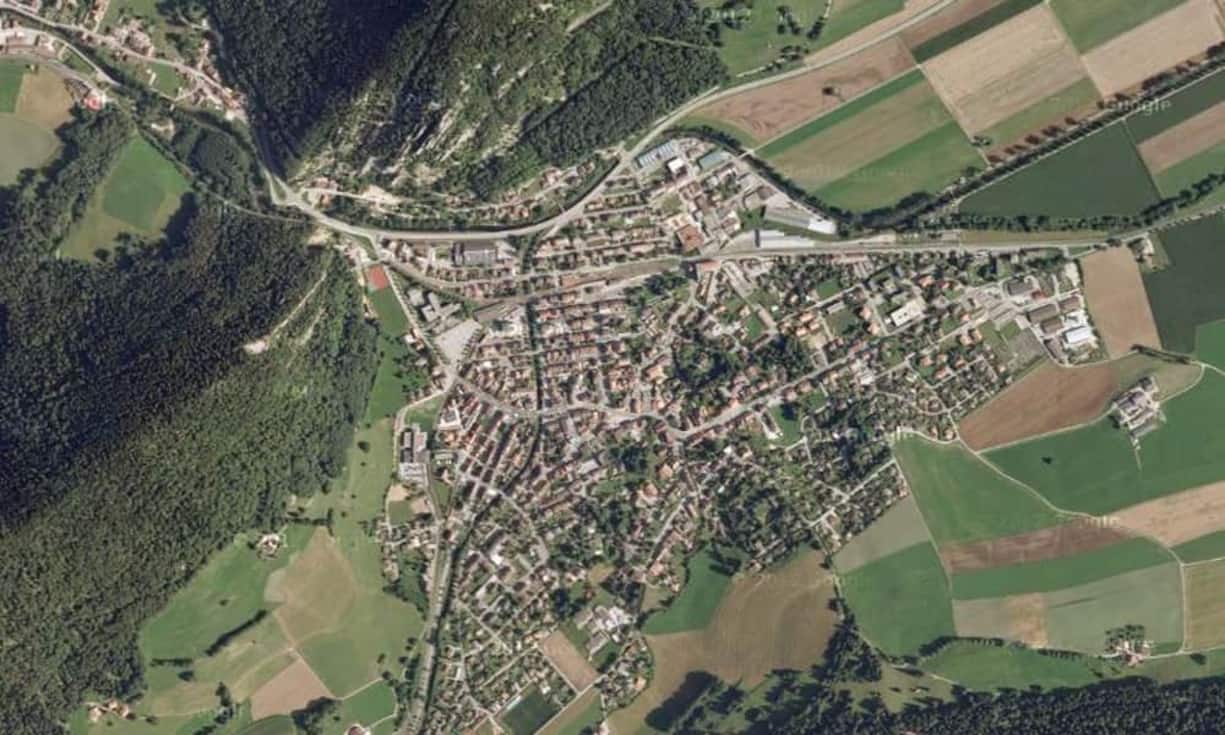 143 Gemeinden mit mehr als 10'000 Einwohnern hat das auf den Immobilienmarkt sowie die Raum- und Standortentwicklung fokussierte Beratungsunternehmen Wüest & Partner bewertet. Beim von BILANZ präsentierten «Städte-Ranking 2013» liegt erneut der Neuenburger Jura am Ranglistenende - einerseits mit Val-de-Travers (143.), anderseits… (Bild: Google Maps)