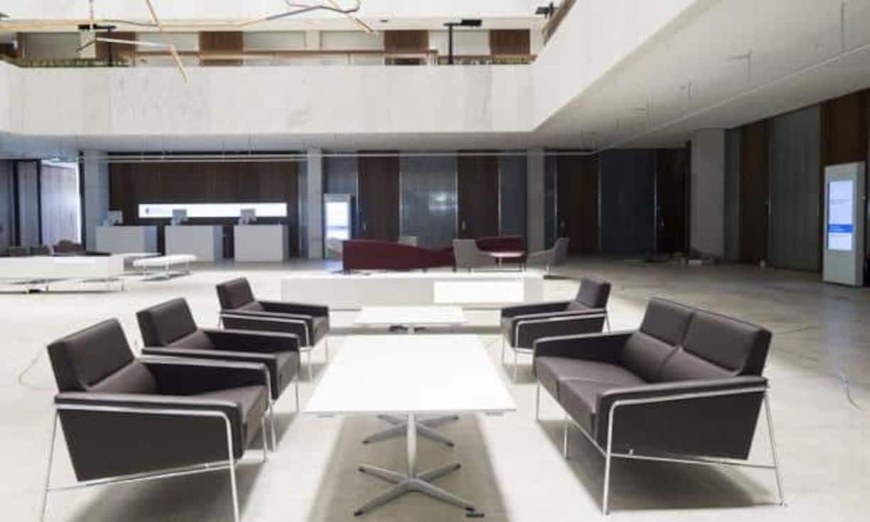 Der Hof ist grosszügig gestaltet - mit Raum zum Verweilen.