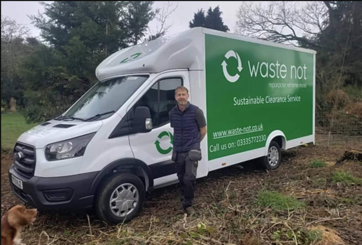 Seine Firma besteht aus zwei Personen: Andrew Pearse vor seinem Lieferwagen.