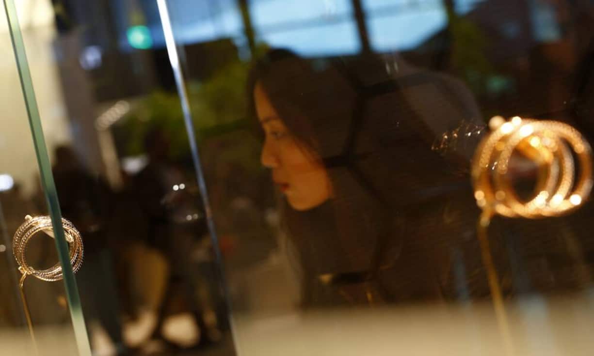 Diese Besucherin betrachtet einen Schlangen-Armreif von Bulgari. Auch viele Schmuckhändler sind an der Baselworld vertreten.bloomberg