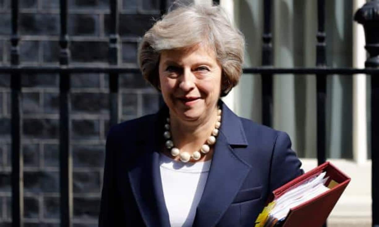 Risiken, die die Schweiz kaum beeinflussen kann: 
Falls sich der Brexit zum Rosenkrieg mit der EU entwickelt, die Wirtschaft in Grossbritannien einbricht, dies kräftige Turbulenzen an den globalen Finanzmärkten nach sich zieht und der Franken unter Aufwertungsdruck gerät.