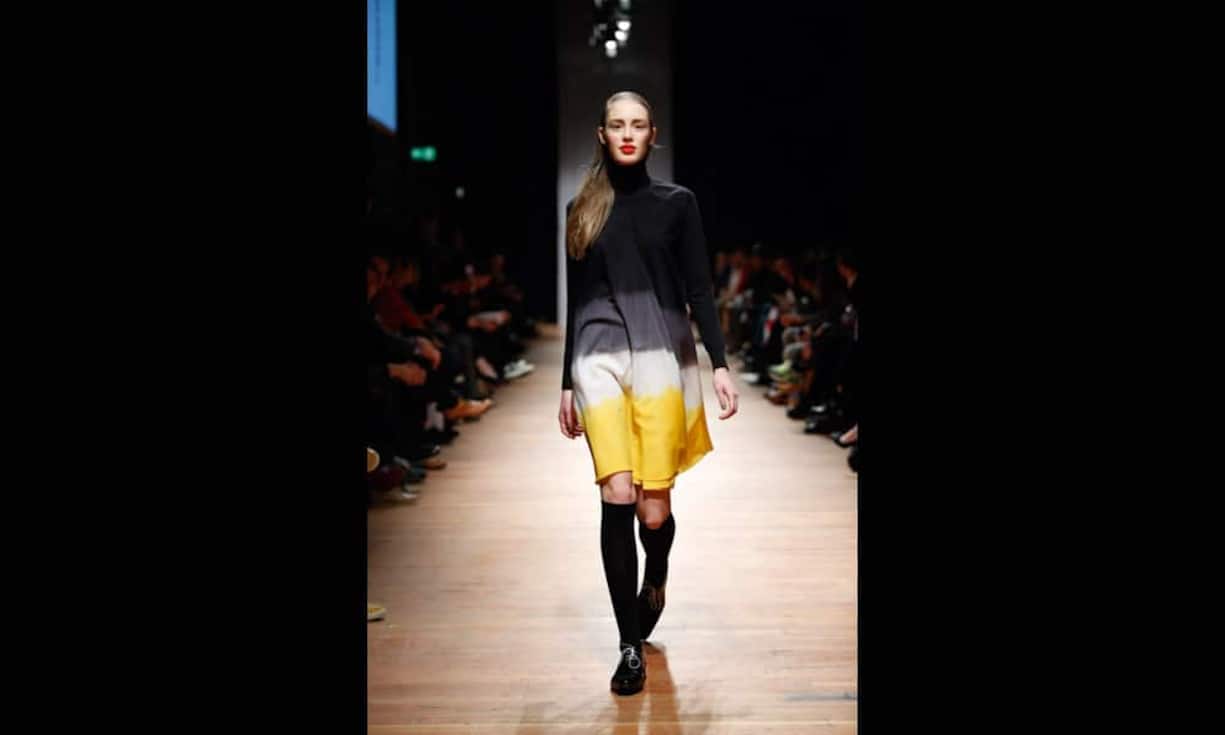 Portenier Roth: Das Kleid der beiden Thuner Designerinnen ist aus einem handgefärbten Wollmousselin-Stoff, hält warm und ist bequem zu tragen. 950 Franken.