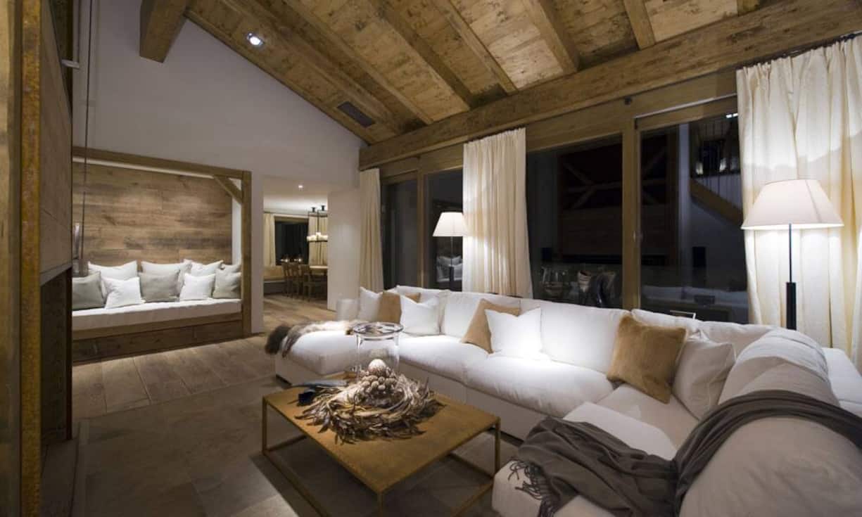 Das Herzstück der Wohnung bietet der offene Wohn-Essbereich, welcher mit Altholz verziert eine heimelige Atmosphäre schafft.