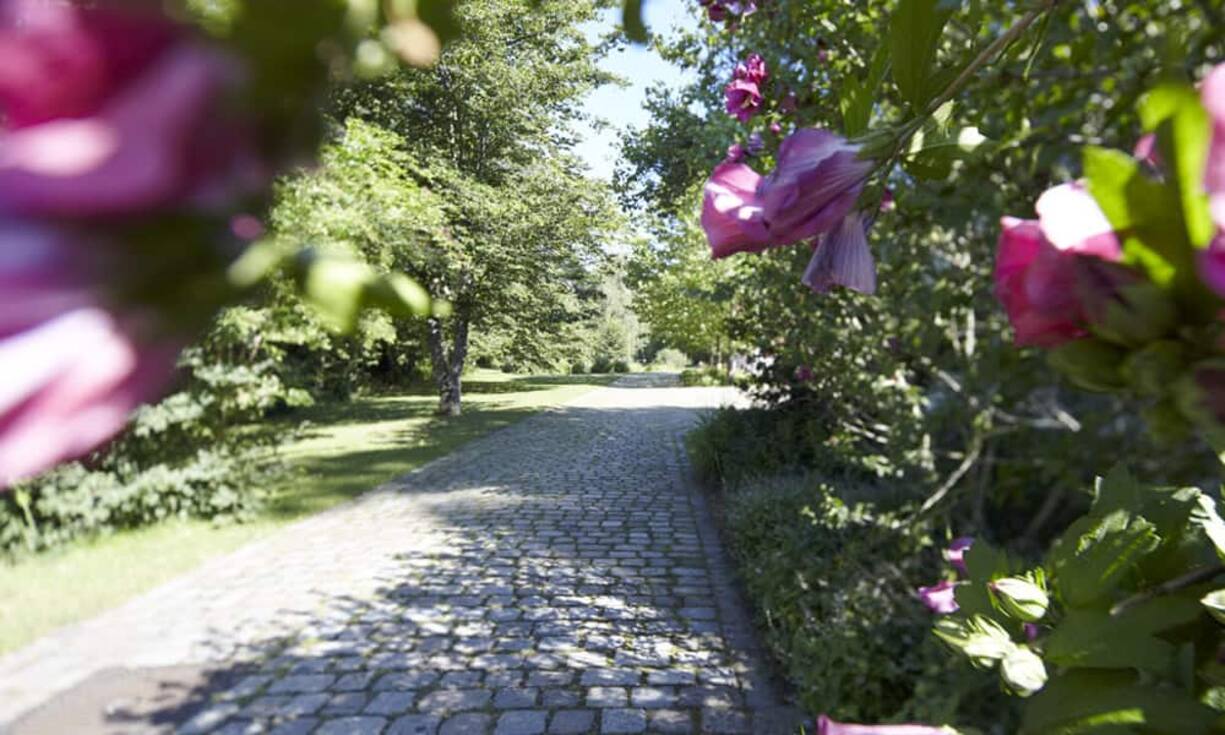 ...einem 3,2 Hektaren grossen Park und umfasst neben...