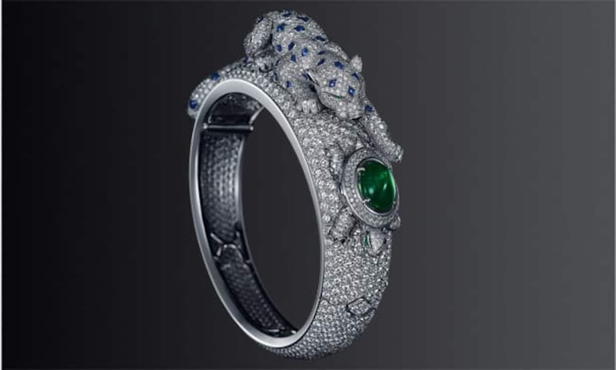Grosse Menagerie: Cartier Haute Joaillerie mit weit über 1000 Diamanten, Onyxen, Smaragden und 69 Saphiren. Die Uhr steckt unter dem Saphir-Panzer der Schildkröte.