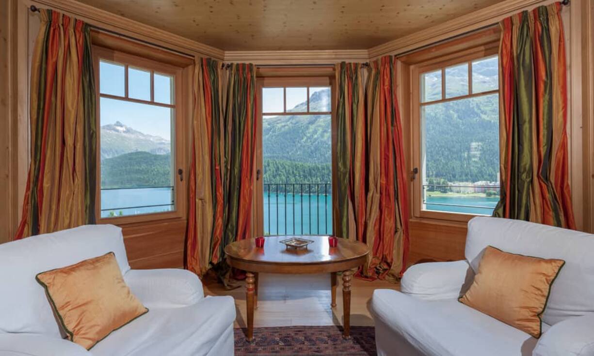 Die grossen Fenster bieten viel Licht und ein Panorama sondergleichen: Von Muottas Muragl bis zum Corvatsch, die Bergwelt und der St. Moritzersee liegen der Wohnung zu Füssen.