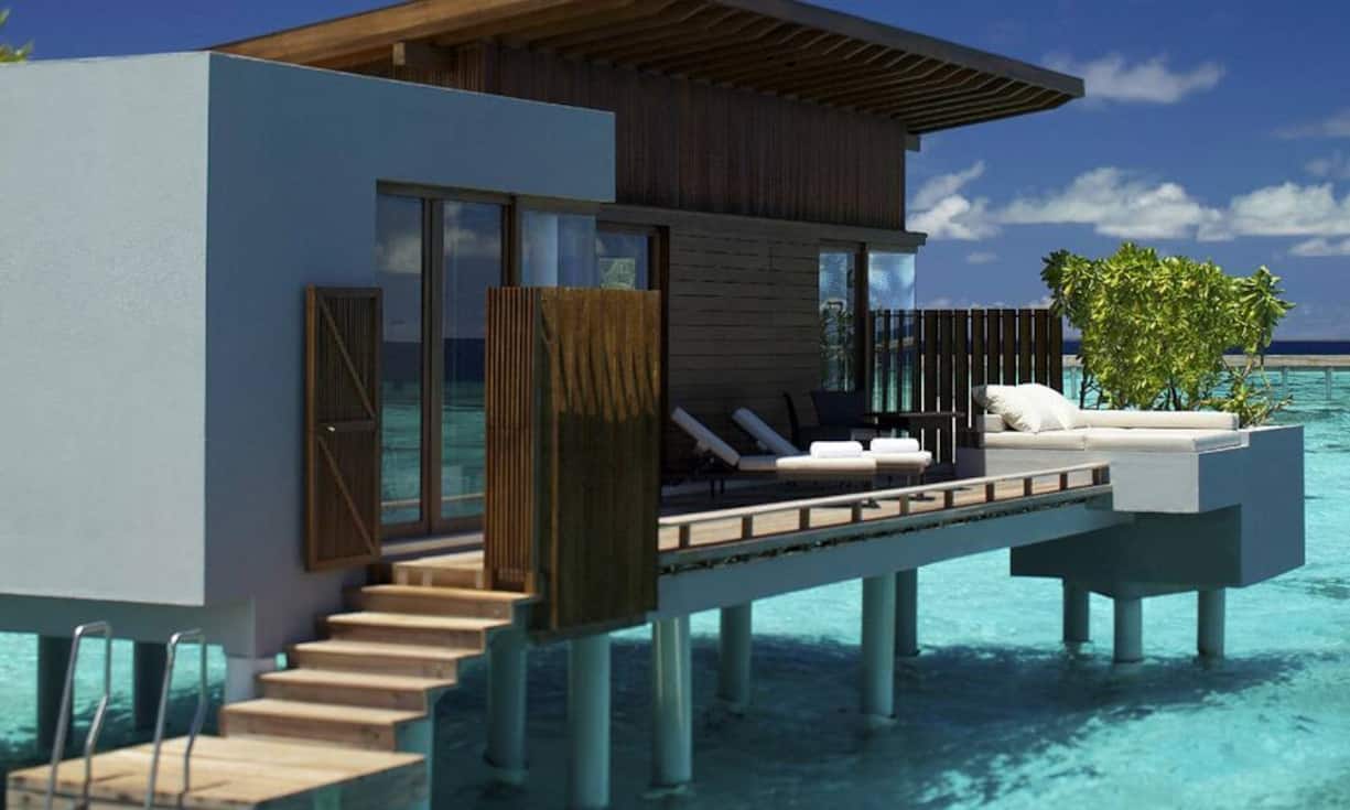 Sie bietet viel Privatsphäre und steht auf Stelzen in seichtem türkisenen Wasser.