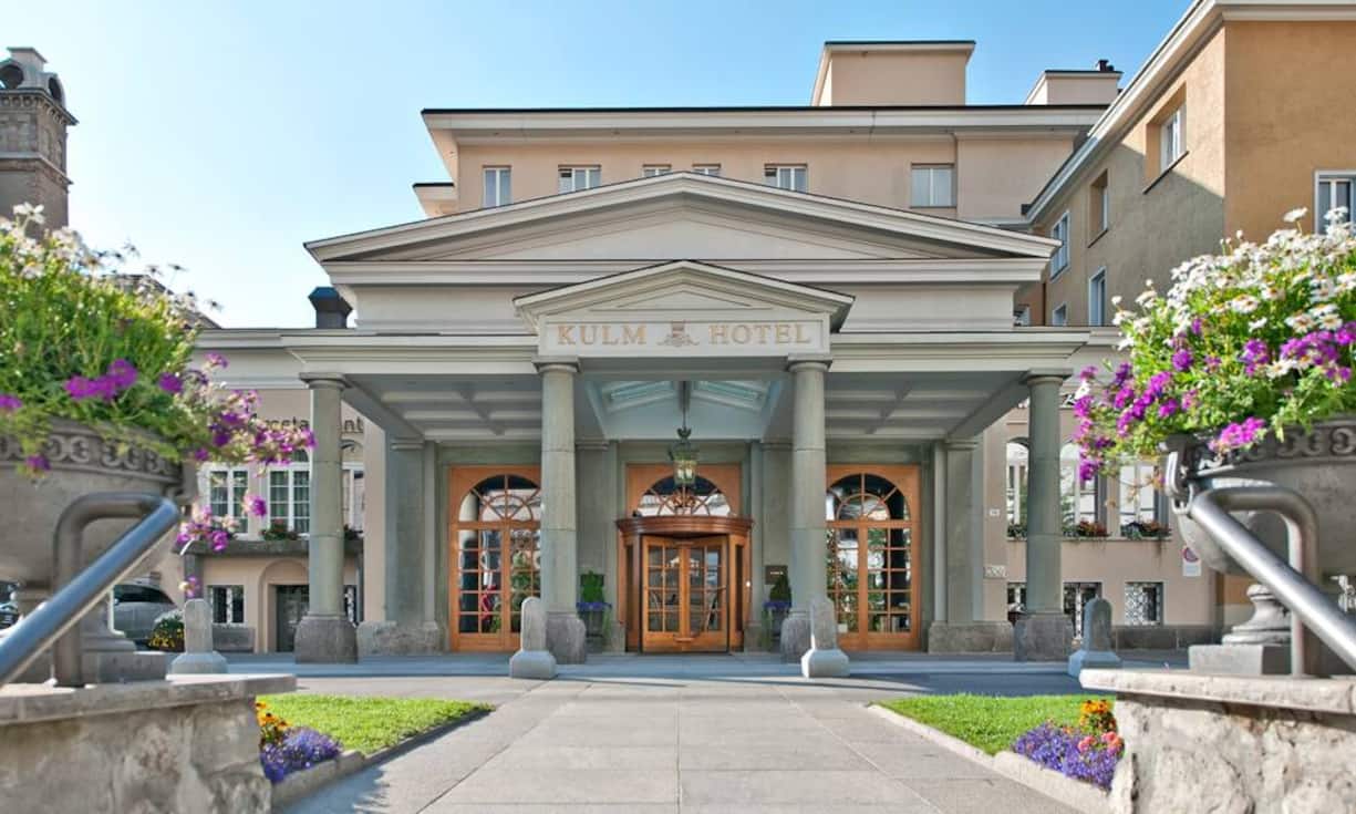 Die besten Schweizer Ferienhotels 2017:Platz 10 (Vorjahr 8): Kulm Hotel St. Moritz, St. MoritzÜber 160 Jahre Geschichte sind in den Gebäuden spürbar, doch sind der Wellnessbereich mit dem grössten Hotelhallenbad der Schweiz und die alpin-modernen Zimmer im Neu-Kulm-Flügel ganz von heute. Der hauseigene Golfplatz mit Golfakademie liegt nah, und seit letztem Winter strahlt der Eispavillon mit dem «Kulm Country Club» in neuem Glanz. Kulm Hotel St. Moritz