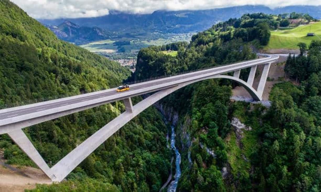 Wie andere Postaustos bringt das luftige Postauto Wanderwillige auf die Wanderwege. Es ist auch mit einem Kühlschrank für den Proviant ausgestattet.