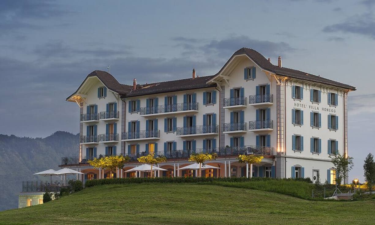 Platz 6: Villa Honegg, Ennetbürgen.Die Villa Honegg auf dem Bürgenstock bietet eine gelungene Kombination aus elitärer Intimität und behaglichem Luxus. Man fühlt sich fast wie in einem Privathaus mit besonders aufmerksamem Personal. Das nette Team unter Gastgeber Peter Durrer hat viel dazu beigetragen, dass sich das Hotel um sechs Ränge steigern konnte.