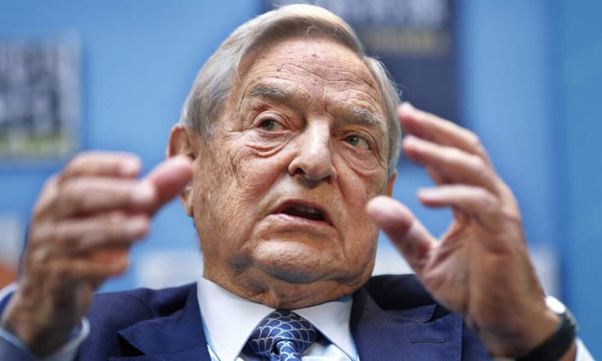 George Soros entrann dem Holocaust und landete 1947 in London, wo er sich mit Gelegenheitsjobs durchschlug. Mit einem Abschluss der London School of Economics ging er 1956 nach New York. Als Junior Trader an der Wall Street gründete er den international agierenden Investmentfonds, der mit seinem spektakulären Anlagestil Geschichte schrieb. Untrennbar mit Soros' Namen verbunden ist sein Kampf gegen die Bank of England und das britische Pfund im Jahr 1992. Sein Vermögen: 24 Milliarden Dollar.