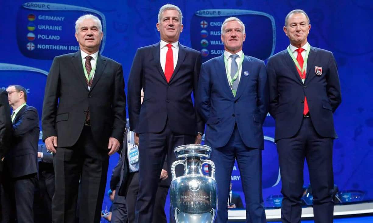 An der EM bekommt es Petkovic mit Frankreich unter Didier Deschamps (2.v.r.), Albanien unter Gianni De Biasi (r.) und Rumänien unter Anghel Iordanescu (l.) zu tun. Vor allem das Spiel gegen Albanien dürfte emotional werden, sind doch mehrere Schweizer Spieler albanischer Herkunft.