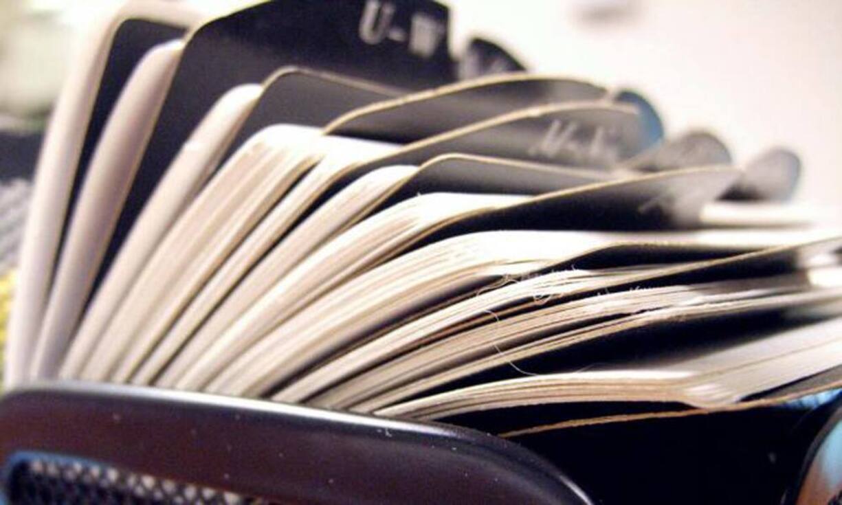 RolodexDie Vorrichtung für Karteikarten wirkt heute antiquiert und auch Adress- oder Telefonbücher dürften vom Aussterben bedroht sein. Wer die Telefonnummern seiner Familie und Freunden noch auswendig kennt, dürfte ebenfalls bereits zur Minderheit gehören - dank der Speicherkapazität von Smartphones.Lisa Yarost/CC/Flickr